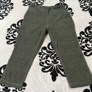 Women’s Tek Gear Green Animal Print Capri Pants for Active Comfort Sz L EUC
